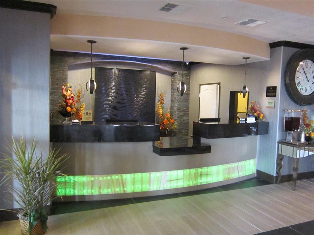 Best Western Plus Emerald Inn & Suites Garden City Beltér fotó