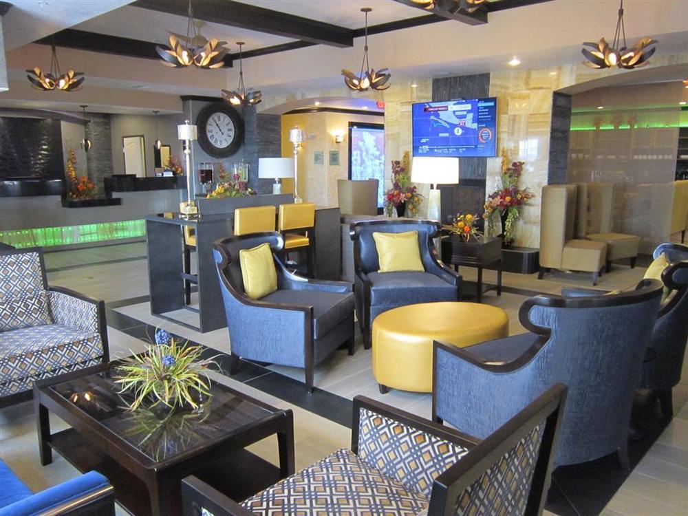 Best Western Plus Emerald Inn & Suites Garden City Beltér fotó